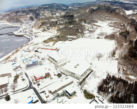 冬の北海道乙部町で町立明和小学校の風景を空撮 冬の北海道乙部町で町立明和小学校の風景を空撮 123322669