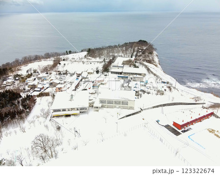 冬の北海道乙部町で町立明和小学校の風景を空撮 冬の北海道乙部町で町立明和小学校の風景を空撮 123322674