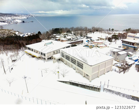 冬の北海道乙部町で町立明和小学校の風景を空撮 123322677
