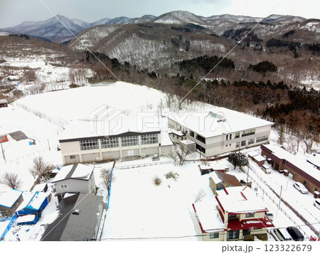 冬の北海道乙部町で町立明和小学校の風景を空撮 冬の北海道乙部町で町立明和小学校の風景を空撮 123322679