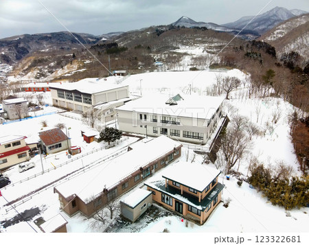 冬の北海道乙部町で町立明和小学校の風景を空撮 123322681
