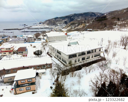 冬の北海道乙部町で町立明和小学校の風景を空撮 123322682