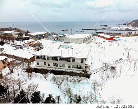 冬の北海道乙部町で町立明和小学校の風景を空撮 123322683