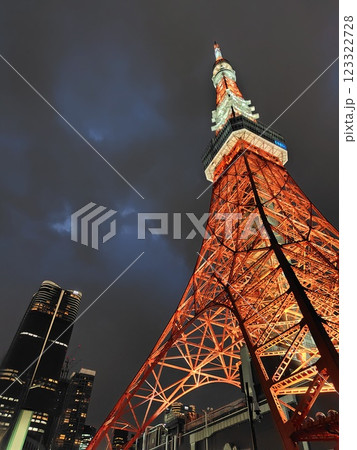 下から見上げた夜のタワー 123322728
