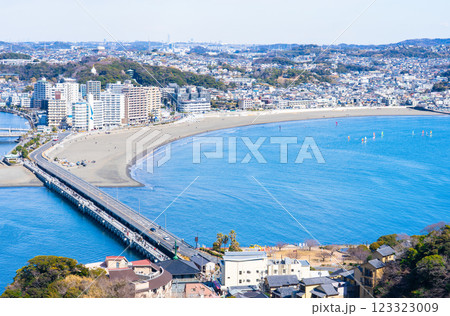 江の島の高台から江の島弁天橋と相模湾及び腰越海岸方面を望む 123323009