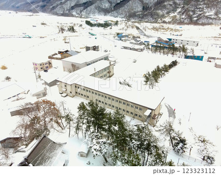 冬の北海道乙部町で廃校の町立栄浜小学校の風景を空撮 冬の北海道乙部町で廃校の町立栄浜小学校の風景を空撮 123323112