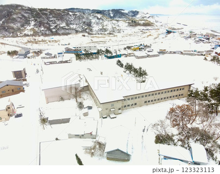 冬の北海道乙部町で廃校の町立栄浜小学校の風景を空撮 冬の北海道乙部町で廃校の町立栄浜小学校の風景を空撮 123323113