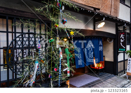 飛騨高山 古い町並み 七夕飾り 8月 飛騨高山 古い町並み 七夕飾り 8月 123323165