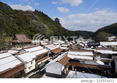 雪の残る世界遺産大森町の風景 123323211