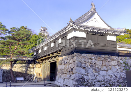 高知城 天守と大手門 123323270