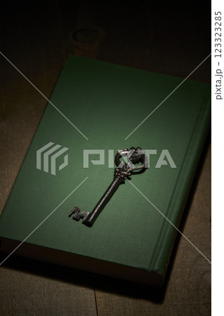 アンティークな洋書と鍵 123323285