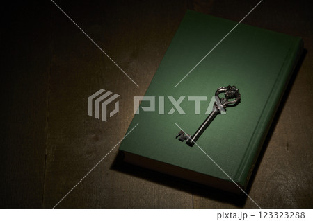 アンティークな洋書と鍵 アンティークな洋書と鍵 123323288