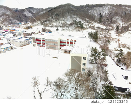 冬の北海道乙部町で町立乙部小学校の風景を空撮 冬の北海道乙部町で町立乙部小学校の風景を空撮 123323346