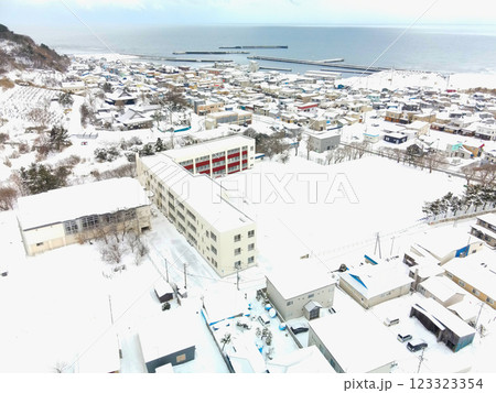 冬の北海道乙部町で町立乙部小学校の風景を空撮 冬の北海道乙部町で町立乙部小学校の風景を空撮 123323354