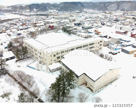 冬の北海道乙部町で町立乙部小学校の風景を空撮 123323357