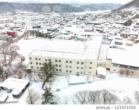 冬の北海道乙部町で町立乙部小学校の風景を空撮 123323358