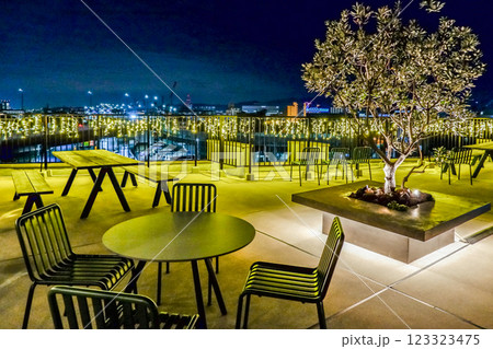 屋上テラスより街並みを見る夜景 屋上テラスより街並みを見る夜景 123323475
