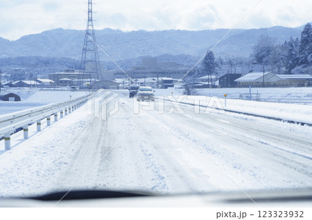 冬の圧雪道路 冬の圧雪道路 123323932