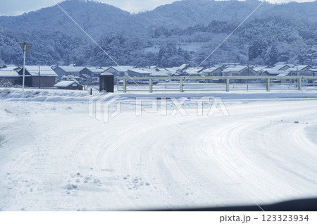 冬の圧雪道路 冬の圧雪道路 123323934