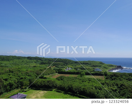 角島灯台より望む絶景(山口県下関市) 角島灯台より望む絶景(山口県下関市) 123324056