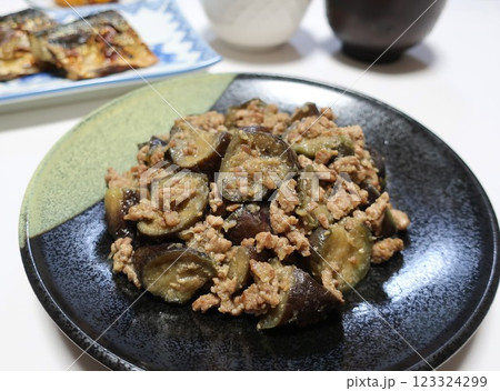 茄子と豚ひき肉の生姜味噌炒め　食事イメージ 123324299