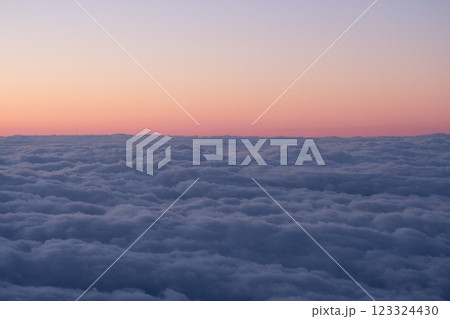 夕日に染まる冬の雲 123324430