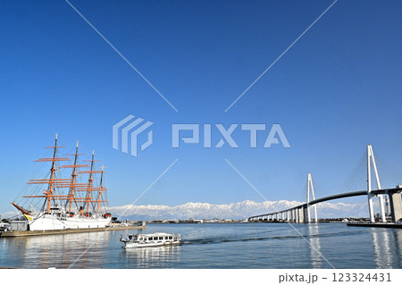 海王丸パークから見る冬の立山連峰と新湊大橋　新湊観光船 123324431