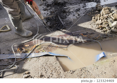 水漏れの水をポンプで吸い上げ水を止めるため他の場所に穴をあける作業 水漏れの水をポンプで吸い上げ水を止めるため他の場所に穴をあける作業 123324469