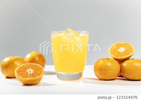 Orange juice with orange sacs and slices fruits on white background. 123324976