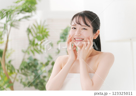 若い女性のビューティーイメージ 123325011