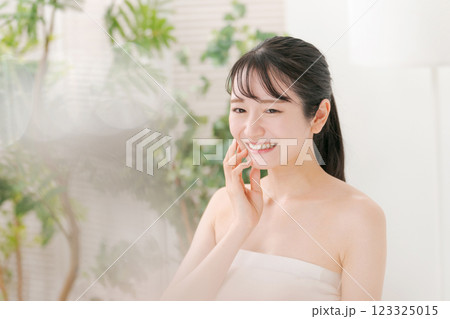 若い女性のビューティーイメージ 123325015