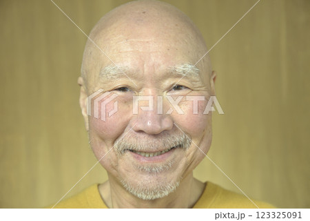 髭面で笑顔の老人 123325091