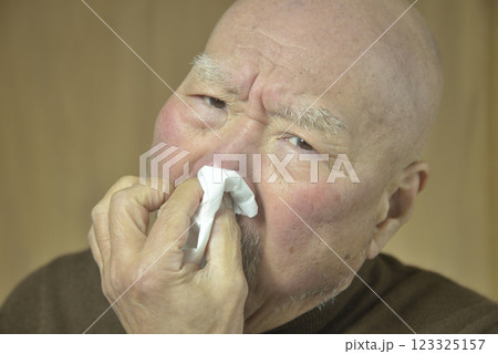 花粉症で苦しむ髭面の老人 123325157