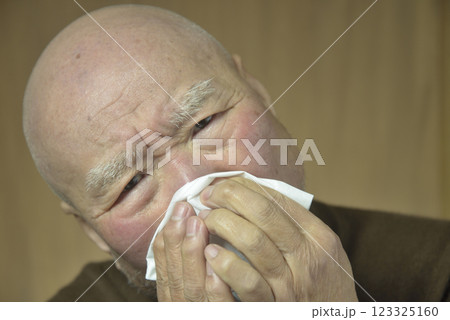 花粉症で苦しむ髭面の老人 123325160