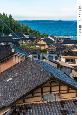 石川県　七尾市の黒い瓦屋根　9月 123325161