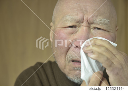花粉症で苦しむ髭面の老人 123325164