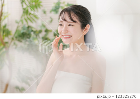 若い女性のビューティーイメージ 123325270