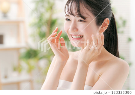 若い女性の美容イメージ 123325390
