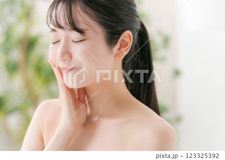 若い女性の美容イメージ 若い女性の美容イメージ 123325392