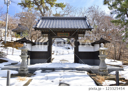 冬の北海道江差町で正覚院境内の風景を撮影 123325454