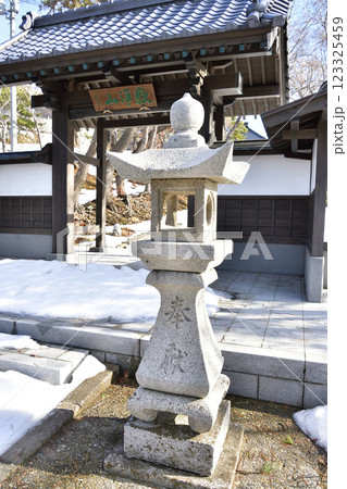 冬の北海道江差町で正覚院境内の風景を撮影 123325459