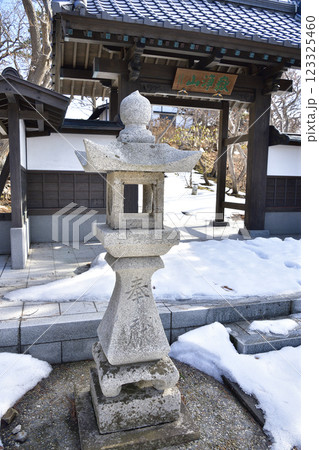 冬の北海道江差町で正覚院境内の風景を撮影 123325460