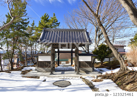 冬の北海道江差町で正覚院境内の風景を撮影 123325461
