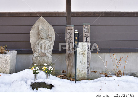 冬の北海道江差町で正覚院境内の風景を撮影 123325465