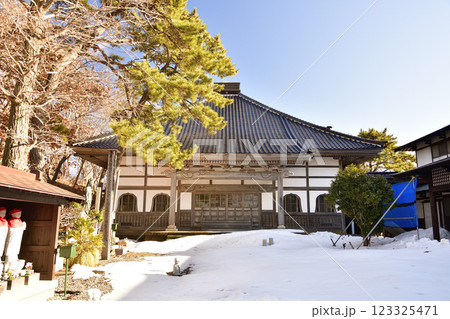 冬の北海道江差町で正覚院境内の風景を撮影 冬の北海道江差町で正覚院境内の風景を撮影 123325471