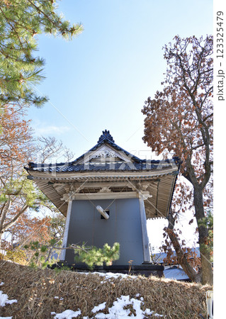 冬の北海道江差町で正覚院境内の風景を撮影 123325479