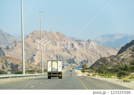 オマーンの壮大な岩山が連なるドライブ風景 123325500