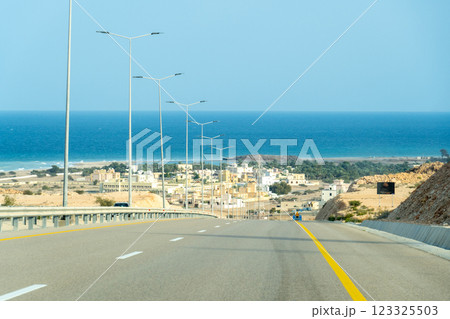 オマーンの海辺の町が見えたドライブ風景 123325503