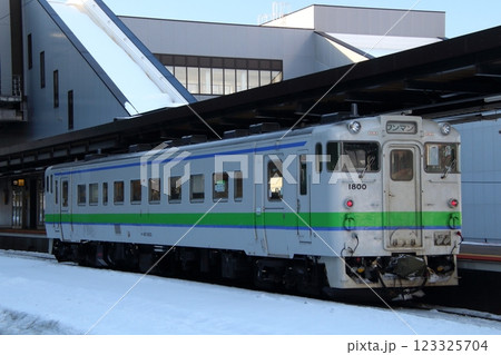 冬の新函館北斗駅に停車中の函館本線キハ40（函館エリア） 123325704