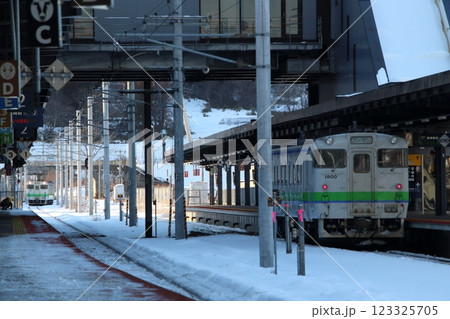 冬の新函館北斗駅に停車中の函館本線キハ40（函館エリア） 123325705